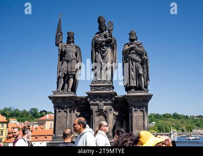 Prag, Böhmen – CZ – 3. Juni 2023 Statue der Heiligen Norbert von Xanten, Wenzel und Sigismund, auf der Balustrade der Karlsbrücke in Prag Stockfoto