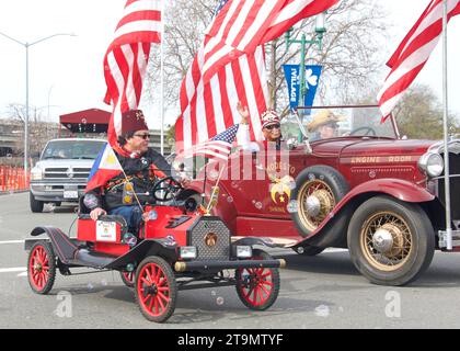 Dublin, KALIFORNIEN - 18. März 2023: Teilnehmer an Dublins 39. Jährlicher Saint Patrick’s Day Parade. Shriners, die kleine Autos fahren. Stockfoto