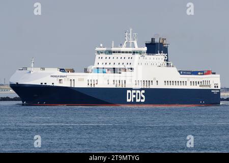 Das Ro-Ro-Frachtschiff Magnolia Seaways verlässt den Hafen Rotterdam am 14. September 2023. Stockfoto