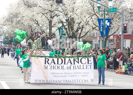 Dublin, KALIFORNIEN - 18. März 2023: Teilnehmer an Dublins 39. Jährlicher Saint Patrick’s Day Parade. Die Radiance School der Ballettschüler mit Banner. Stockfoto