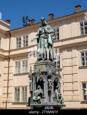 Prag, Böhmen – CZ – 3. Juni 2023 Bronzestatue Karls IV. Auf einem Sockel. Entworfen von Arnost J. Hähnel. Karl IV Hat ein Schwert in einer Hand und ein Stockfoto