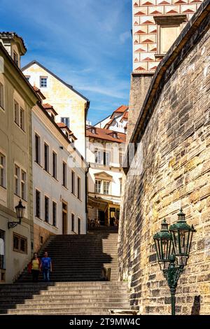 Prag, Böhmen – CZ – 3. Juni 2023 Blick auf Touristen, die die Geschäfte, Straßen und Treppen in Malá Strana erkunden, auch bekannt als Kleinstadt. Stockfoto