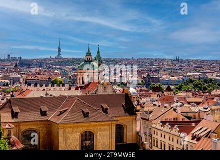 Prag, Böhmen – CZ – 3. Juni 2023 Dächer der Prager Malá Strana, bekannt als Kleinstadt, einem Hanggebiet mit Blick über die Moldau bis zum Fluss Stockfoto