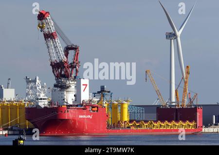 Das Schwerlastschiff Seaway Alfa Lift wird am 14. September 2023 im Hafen von Rotterdam beladen. Stockfoto