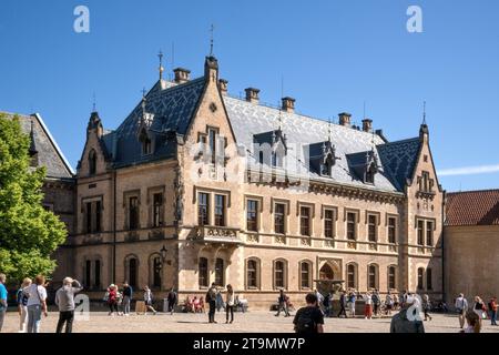 Prag, Böhmen – CZ – 3. Juni 2023 Landschaftsansicht von Touristen, die die neue Provostresidenz der Prager Burg besuchen. Stockfoto