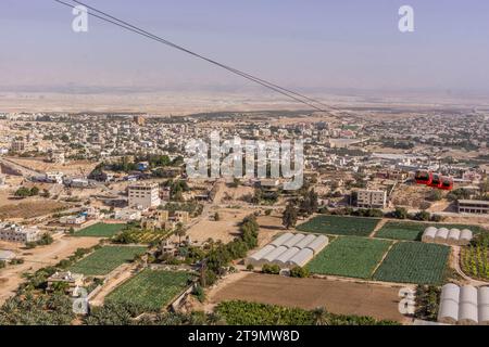 Der Blick aus der Vogelperspektive auf die Bauernhöfe und Wohnhäuser in Jericho, Westjordanland, Palästina, während des heißen Sommertages. Stockfoto