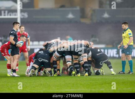 Swansea, Großbritannien. November 2023. Beide Mannschaften spielen in der United Rugby Championship, Ospreys gegen Scarlets, im Swansea.com Stadion in Swansea, Südwales am Sonntag, den 26. November 2023. bild von Geraint Nicholas/Andrew Orchard Sportfotografie/Alamy Live News Credit: Andrew Orchard Sportfotografie/Alamy Live News Stockfoto