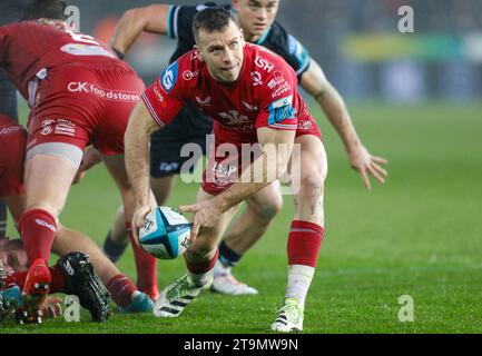 Swansea, Großbritannien. November 2023. Gareth Davies von den Scharlachen in Aktion. United Rugby Championship, Ospreys gegen Scarlets im Stadion Swansea.com in Swansea, Südwales am Sonntag, den 26. November 2023. bild von Geraint Nicholas/Andrew Orchard Sportfotografie/Alamy Live News Credit: Andrew Orchard Sportfotografie/Alamy Live News Stockfoto