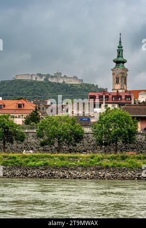 Hainburg an der Donau, Niederösterreich - AT - 10. Juni 2023 vertikaler Blick auf die Stadt Hainburg, am rechten Ufer der Donau gelegen. Hainb Stockfoto