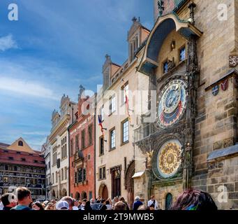 Prag, CZ - 2. Juni 2023 Touristen sehen die historische Prager astronomische Uhr oder Prag Orloj, eine mittelalterliche astronomische Uhr, die an der alten T befestigt ist Stockfoto