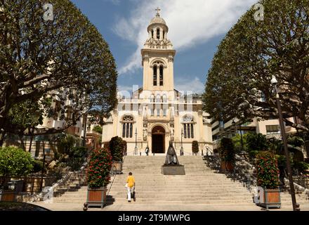 Monaco - 23. Juni 2019: Menschen in der Nähe der Kirche Saint-Charles in Monaco. Stockfoto