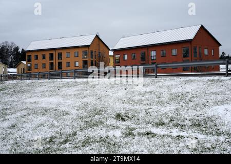 Wohngebiet mit typischen Häusern in einer kleinen finnischen Stadt im Winter Stockfoto