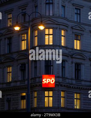 21.11.2023, Österreich, die Hauptstadt Wien. An einer Hausfassade prangt das Leucht-Schild einer Politischen Partei SPÖ. 21.11.2023, Wien in Österreich 21.11.2023, Wien in Österreich *** 21 11 2023, Österreich, die Hauptstadt Wien das Leuchtzeichen einer politischen Partei SPÖ prangt an der Fassade eines Gebäudes 21 11 2023, Wien in Österreich 21 11 2023, Wien in Österreich Credit: Imago/Alamy Live News Stockfoto