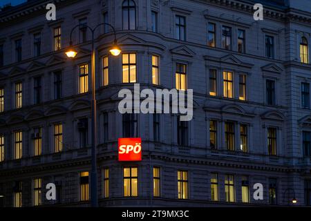 21.11.2023, Österreich, die Hauptstadt Wien. An einer Hausfassade prangt das Leucht-Schild einer Politischen Partei SPÖ. 21.11.2023, Wien in Österreich 21.11.2023, Wien in Österreich *** 21 11 2023, Österreich, die Hauptstadt Wien das Leuchtzeichen einer politischen Partei SPÖ prangt an der Fassade eines Gebäudes 21 11 2023, Wien in Österreich 21 11 2023, Wien in Österreich Credit: Imago/Alamy Live News Stockfoto