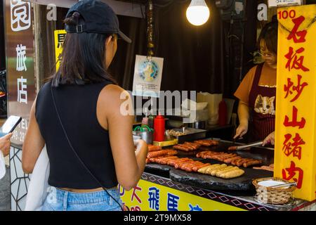 Sun Moon Lake, Yuchi, Taiwan - 9. Oktober 2023: Taiwanese Street Food and Drinks auf dem Sun Moon Lake lokalen Markt Stockfoto