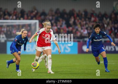 London, Großbritannien. November 2023. London, England, 26. November 2023: Beth Mead (9 Arsenal) kontrolliert den Ball während des FA Women's Super League-Spiels zwischen Arsenal und West Ham im Londoner Meadow Park (Alexander Canillas/SPP) Credit: SPP Sport Press Photo. /Alamy Live News Stockfoto