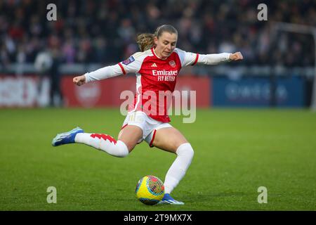 London, Großbritannien. November 2023. London, England, 26. November 2023: Noelle Maritz (16 Arsenal) kreuzt den Ball während des FA Women's Super League-Spiels zwischen Arsenal und West Ham im Meadow Park in London (Alexander Canillas/SPP). /Alamy Live News Stockfoto