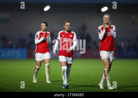 London, Großbritannien. November 2023. London, England, 26. November 2023: Noelle Maritz (16 Arsenal) und Amanda Ilestedt (28 Arsenal) danken den Fans beim FA Women's Super League Spiel zwischen Arsenal und West Ham im Meadow Park in London (Alexander Canillas/SPP). /Alamy Live News Stockfoto