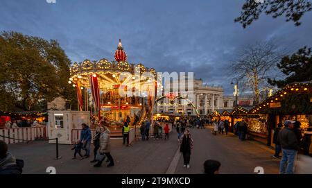 21.11.2023, Österreich, die Hauptstadt Wien. Impressionen vom Weihnachtsmarkt am Rathausplatz, hinten das Burgtheater. 21.11.2023, Wien in Österreich 21.11.2023, Wien in Österreich *** 21 11 2023, Österreich, die Hauptstadt Wien Impressionen vom Weihnachtsmarkt am Rathausplatz, hinter dem Burgtheater 21 11 2023, Wien in Österreich 21 11 2023, Wien in Österreich Credit: Imago/Alamy Live News Stockfoto