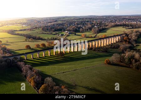 Eine Luftlandschaft hoch über der historischen Crimple Valley Viaduct Bridge mit mehreren Bögen in der Nähe der Yorkshire Dales Stadt Harrogate bei Sonnenuntergang Stockfoto