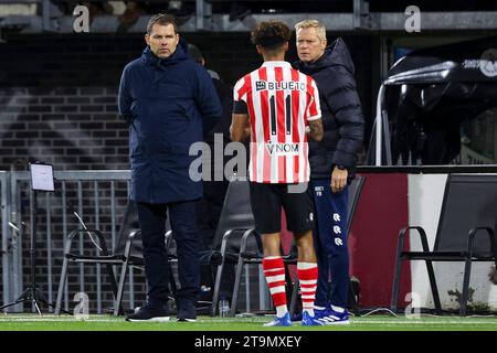 ROTTERDAM, NIEDERLANDE - 26. NOVEMBER: Cheftrainer Jeroen Rijsdijk (Sparta Rotterdam) und Charles-Andreas Brym (Sparta Rotterdam) sprechen mit dem Stockfoto