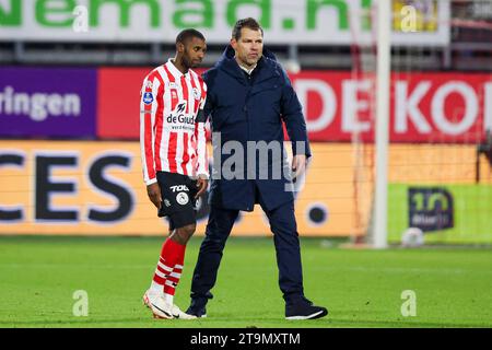 ROTTERDAM, NIEDERLANDE - 26. NOVEMBER: Said Bakari (Sparta Rotterdam) und Cheftrainer Jeroen Rijsdijk (Sparta Rotterdam) schauen während der Eredivisie zu Stockfoto