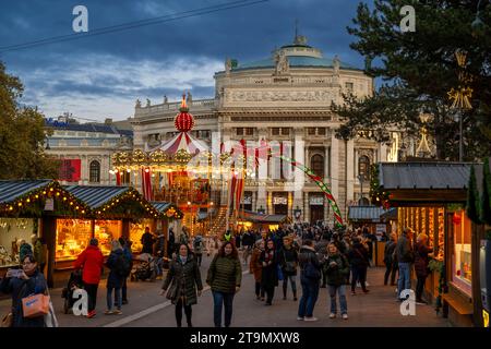 21.11.2023, Österreich, die Hauptstadt Wien. Impressionen vom Weihnachtsmarkt am Rathausplatz, hinten das Burgtheater. 21.11.2023, Wien in Österreich 21.11.2023, Wien in Österreich *** 21 11 2023, Österreich, die Hauptstadt Wien Impressionen vom Weihnachtsmarkt am Rathausplatz, hinter dem Burgtheater 21 11 2023, Wien in Österreich 21 11 2023, Wien in Österreich Credit: Imago/Alamy Live News Stockfoto