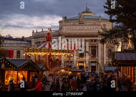 21.11.2023, Österreich, die Hauptstadt Wien. Impressionen vom Weihnachtsmarkt am Rathausplatz, hinten das Burgtheater. 21.11.2023, Wien in Österreich 21.11.2023, Wien in Österreich *** 21 11 2023, Österreich, die Hauptstadt Wien Impressionen vom Weihnachtsmarkt am Rathausplatz, hinter dem Burgtheater 21 11 2023, Wien in Österreich 21 11 2023, Wien in Österreich Credit: Imago/Alamy Live News Stockfoto