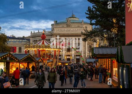 21.11.2023, Österreich, die Hauptstadt Wien. Impressionen vom Weihnachtsmarkt am Rathausplatz, hinten das Burgtheater. 21.11.2023, Wien in Österreich 21.11.2023, Wien in Österreich *** 21 11 2023, Österreich, die Hauptstadt Wien Impressionen vom Weihnachtsmarkt am Rathausplatz, hinter dem Burgtheater 21 11 2023, Wien in Österreich 21 11 2023, Wien in Österreich Credit: Imago/Alamy Live News Stockfoto