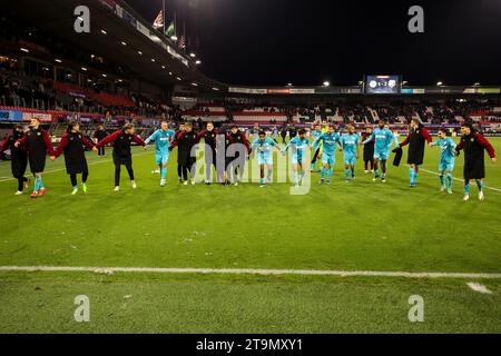 ROTTERDAM, NIEDERLANDE - 26. NOVEMBER: Hidde ter Avest vom FC Utrecht, Can Bozdogan vom FC Utrecht, Victor Jensen vom FC Utrecht, Oscar Fraulo vom FC Utrecht, Marouan Azarkan vom FC Utrecht, Mats Seuntjes vom FC Utrecht, Modibo Sagnan vom FC Utrecht, Ryan Flamingo vom FC Utrecht, Yannick Leliendal vom FC Utrecht, Isac Lidberg vom FC Utrecht, Mark van der Maarel vom FC Utrecht, Taylor Booth vom FC Utrecht, Souffian El Karouani vom FC Utrecht, Bart Ramselaar vom FC Utrecht, Nick Viergever vom FC Utrecht, Othmane Boussaid vom FC Utrecht, Vasilis Barkas vom FC Utrechtapplaudiert für die Fans nach dem Sieg des Spiels Stockfoto