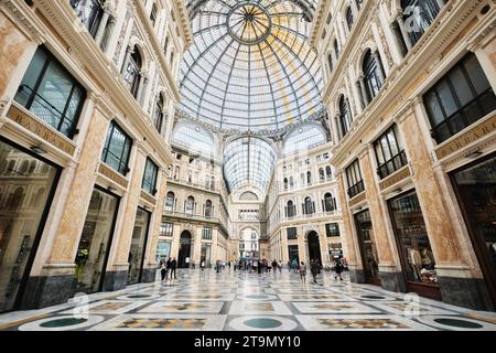 Neapel, Italien - 8. November 2023: Innenansicht der Galleria Umberto I, einer öffentlichen Einkaufsgalerie in Neapel, Italien. Erbaut zwischen 1887 und 1890 Stockfoto