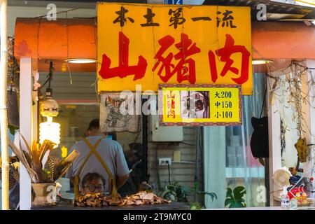 Sun Moon Lake, Yuchi, Taiwan - 9. Oktober 2023: Taiwanese Street Food and Drinks auf dem Sun Moon Lake lokalen Markt Stockfoto