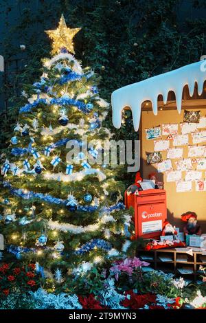 Eine festliche Szene mit einem Weihnachtsbaum, der mit Dekorationen und Geschenken geschmückt ist und den Weihnachtsgeist perfekt einfängt Stockfoto