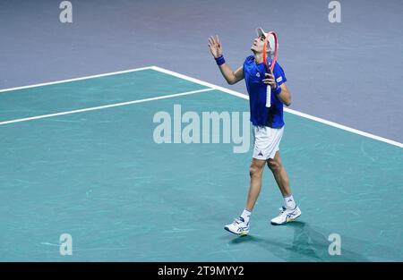 Der Italiener Matteo Arnaldi feiert den Sieg gegen Alexei Popyrin im Finale des Davis Cup 2023 im Palacio de Deportes Jose Maria Martin Carpena in Malaga, Spanien. Bilddatum: Sonntag, 26. November 2023. Stockfoto