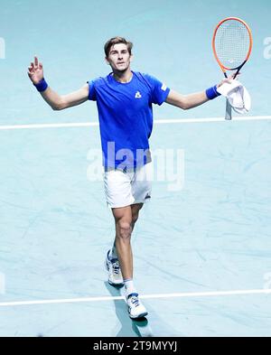 Der Italiener Matteo Arnaldi feiert den Sieg gegen Alexei Popyrin im Finale des Davis Cup 2023 im Palacio de Deportes Jose Maria Martin Carpena in Malaga, Spanien. Bilddatum: Sonntag, 26. November 2023. Stockfoto