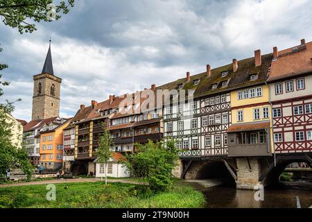 Händlerbrücke, Kraemerbrücke in Erfurt, Deutschland. Es wurde 1325 erbaut. Die einzige Brücke nördlich der Alpen, die komplett mit Häusern überbaut ist Stockfoto