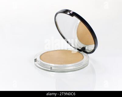 Erröten Sie die Grundierungspulver in einem Behälter mit Spiegel. Reflektierter Ausschnitt. Make-Up. Kosmetik. Stockfoto