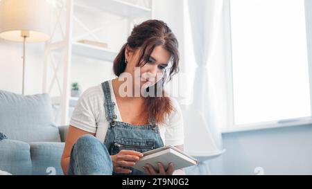 Genießen Sie das Lesen romantischer Frau zu Hause entspannen Stockfoto