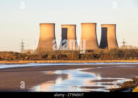 Kühltürme am Kraftwerk Fiddlers Ferry in Warrington, Cheshire, von der anderen Seite des Flusses Mersey aus gesehen. Sie wurden am 12/2023 abgerissen Stockfoto