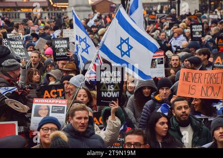 London, Großbritannien. November 2023. Tausende pro-israelische Demonstranten marschierten in Zentral-London gegen den Antisemitismus und forderten die Freilassung israelischer Geiseln, die von der Hamas in Gaza festgehalten wurden. Quelle: Vuk Valcic/Alamy Live News Stockfoto