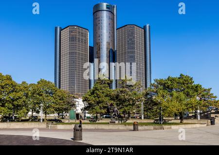 Renaissance Center am Detroit River, Blick vom Hart Plaza. Gebaut von Ford 1977, später von General Motors übernommen. Arbeitsplätze für 5.000 Personen. Die Zufahrt war nur über Tiefgaragen möglich und somit komplett vom Stadtzentrum abgeriegelt. Das Projekt, das Detroit neues Leben und Wohlstand bringen sollte, hat jetzt den gegenteiligen Effekt. General Motors kaufte das Gebäude 1996. Hart Plaza mit dem Horace E. Dodge Fountain und dem Renaissance Center in Detroit, USA Stockfoto