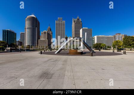 Hart Plaza mit Skyline der Innenstadt von Detroit am Detroit River. Der französische Offizier und Abenteurer Antoine Laumet de La Mothe soll etwa 1701 an diesem Ort angekommen sein. Er gründete die Siedlung Fort Pontchartrain du Detroit. Hart Plaza mit dem Horace E. Dodge Fountain und dem Renaissance Center in Detroit, USA Stockfoto