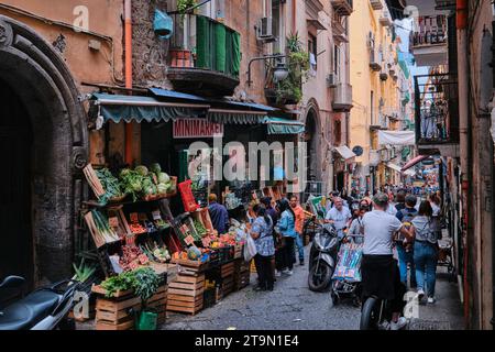 Neapel, Italien - 8. November 2023: Lebensmittelgeschäft im Quartieri Spagnoli in Neapel Stockfoto