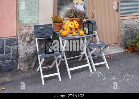 Halloween-Dekoration vor einem kleinen Café im Stadtteil Ullanlinna in Helsinki, Finnland Stockfoto