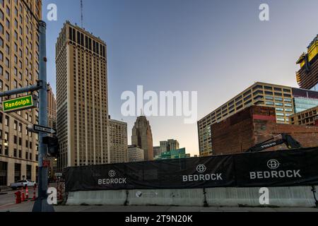 Der Name Grundgestein ist auf vielen Baustellen und Gebäuden in Detroit zu sehen. Dahinter steht Dan Gilbert, geboren in Detroit und heute einer der reichsten Menschen in den USA. Bedrock ist auf die strategische Entwicklung von Stadtzentren spezialisiert. Das Portfolio des Immobilienunternehmens umfasst 100 Immobilien mit einer Gesamtfläche von über 19 Millionen Quadratmetern im Stadtzentrum von Detroit. Baulücke im Gebäude der Detroit Water & Sewerage Department. Detroit, Usa Stockfoto