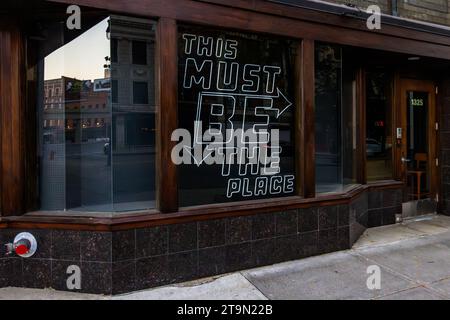 Schaufenster eines leerstehenden Ladens in Detroit mit der Neonaufschrift „This must be the Place“. Detroit, Usa Stockfoto