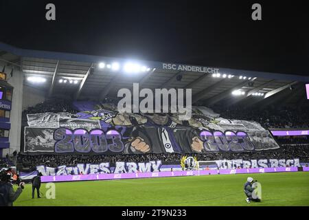 Brüssel, Belgien November 2023. Anderlechts Anhänger wurden mit einem Banner bei einem Fußballspiel zwischen RSC Anderlecht und RWD Molenbeek am 15. Tag der ersten Liga der Jupiler Pro League 2023-2024 in Brüssel am Sonntag, den 26. November 2023, dargestellt. BELGA FOTO LAURIE DIEFFEMBACQ Credit: Belga News Agency/Alamy Live News Stockfoto