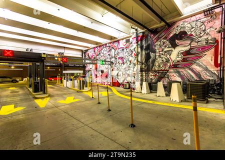 Auffahrt zum Z Parkhaus in der Library Street, Downtown Chicago. Es ist auch ein öffentliches Street Art Projekt. 27 internationale und lokale Künstler haben an 130 Wandmalereien gearbeitet. Detroit, Usa Stockfoto