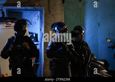 Jerusalem, Israel. November 2023. Israelische Polizeibeamte stehen in hoher Alarmbereitschaft und warten auf die Freilassung von Gefangenen im Stadtteil Silwan in Jerusalem, während ein Abkommen zwischen der Hamas und Israel über Geiseln und Gefangene geschlossen wurde. Quelle: Ilia Yefimovich/dpa/Alamy Live News Stockfoto