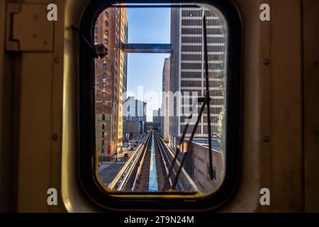 Blick vom Detroit People Mover. Es handelt sich um ein 4,7 Kilometer langes, automatisch betriebenes Hochbahnsystem durch die Innenstadt von Detroit. Die Passagiere der Rundlinie sind Touristen und Arbeiter aus den Geschäften und Büros im Stadtzentrum. Die Fahrt kostet einen Vierteldollar und bietet einen interessanten Blick auf die Innenstadt von Detroit. Blick durch die Frontscheibe des fahrerlosen öffentlichen Nahverkehrs. Der Elevated People Mover schlängelt sich durch das Stadtzentrum von Detroit, USA Stockfoto